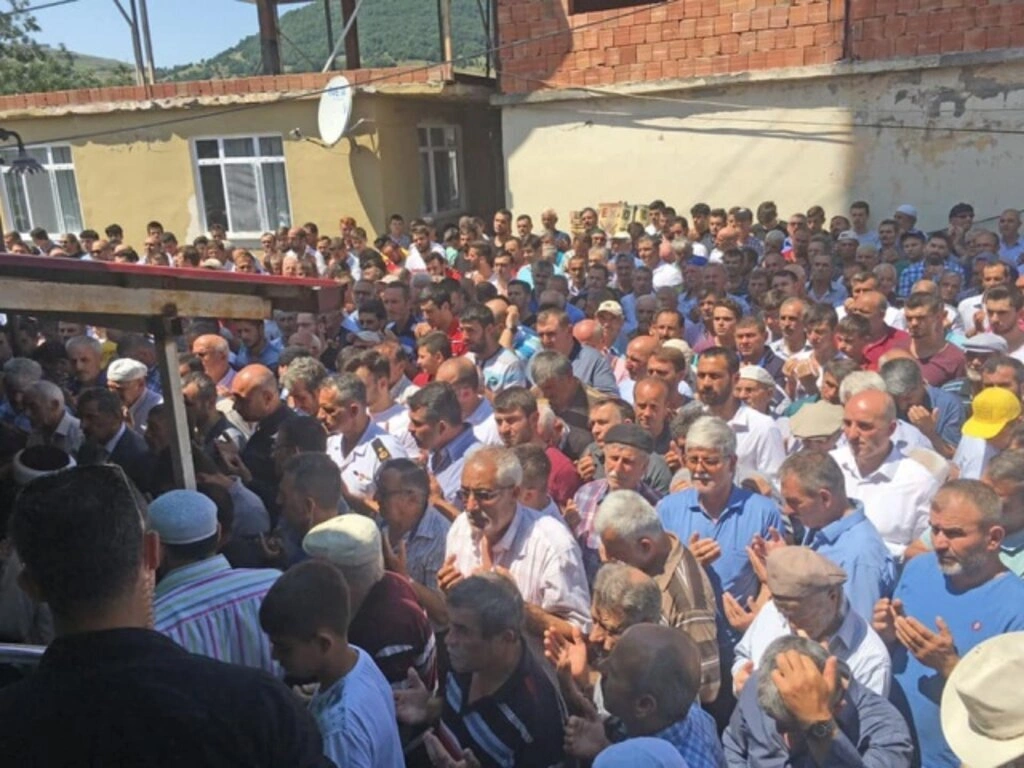3 kuzen gözyaşlarıyla toprağa verildi
