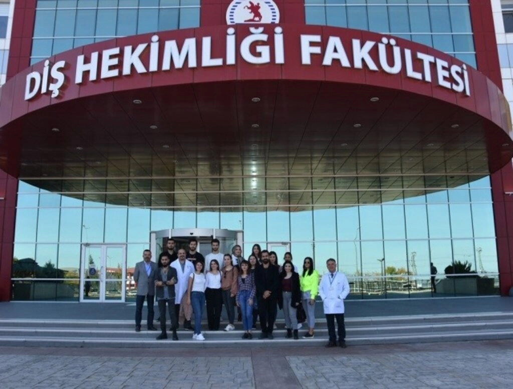 Diş Hekimliği Fakültesini Tasarımlarıyla Süsleyen GSF’li Öğrencilere Teşekkür Belgesi
