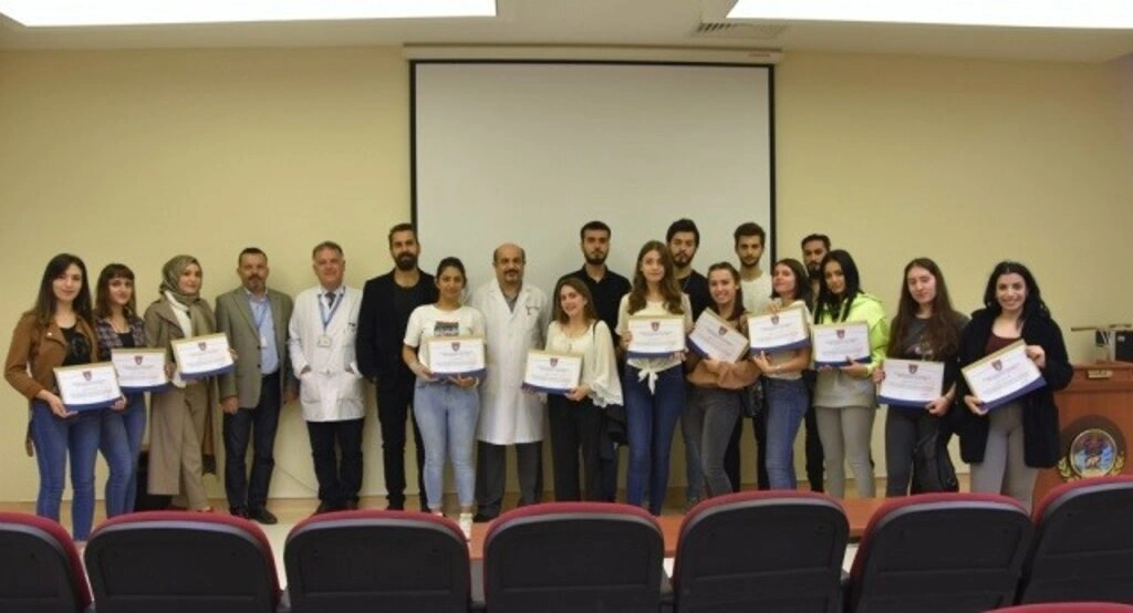 Diş Hekimliği Fakültesini Tasarımlarıyla Süsleyen GSF’li Öğrencilere Teşekkür Belgesi