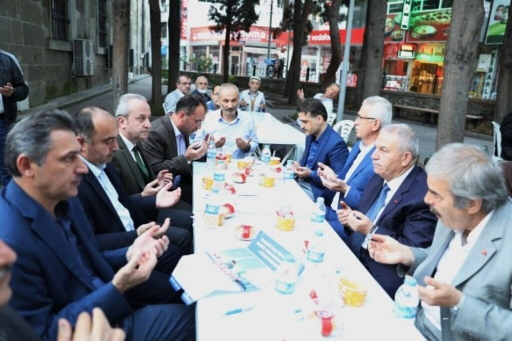 Samsun Büyük Camii cemaatine sıcak çorba ikramı