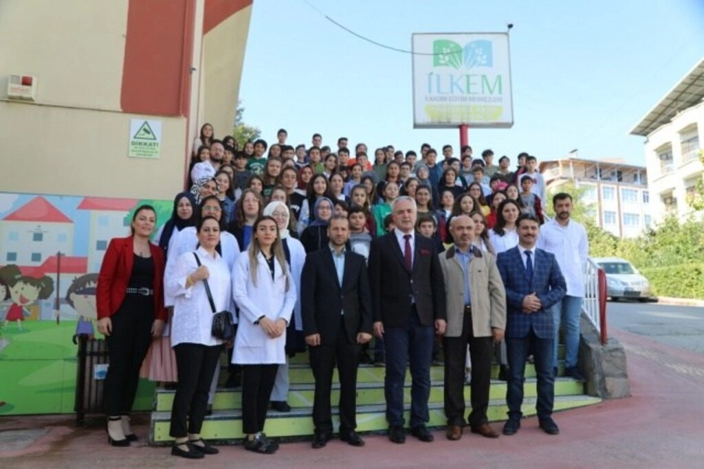 İLKADIM BELEDİYESİ'NDEN ÖĞRENCİLERE KİTAP DESTEĞİ