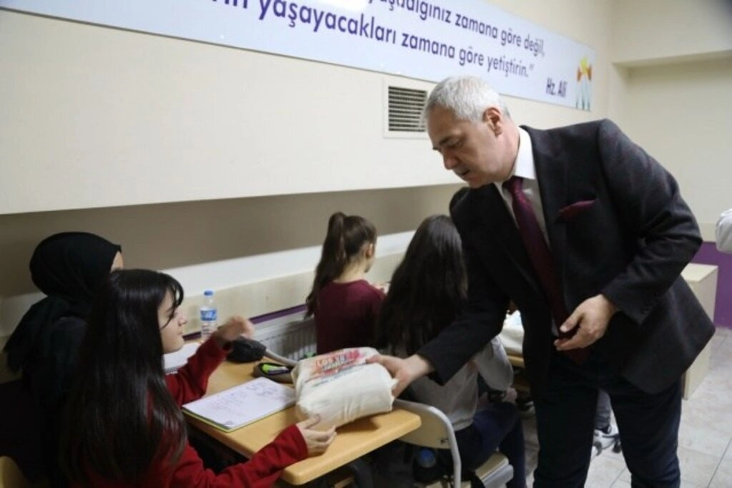 İLKADIM BELEDİYESİ'NDEN ÖĞRENCİLERE KİTAP DESTEĞİ