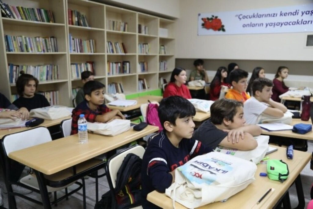 İLKADIM BELEDİYESİ'NDEN ÖĞRENCİLERE KİTAP DESTEĞİ