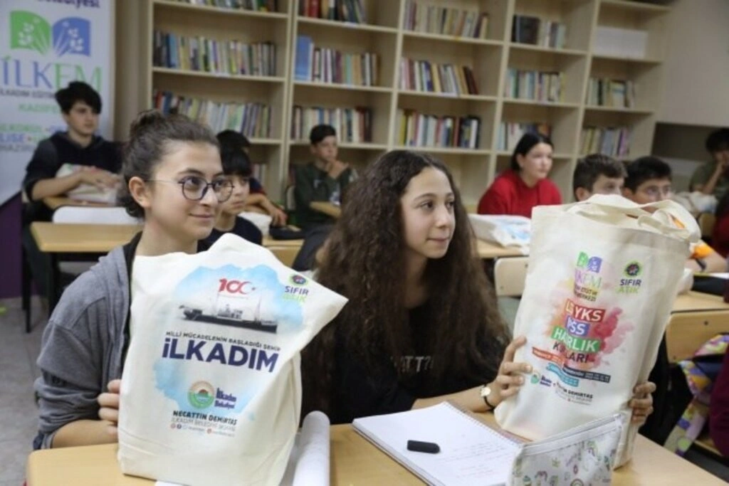 İLKADIM BELEDİYESİ'NDEN ÖĞRENCİLERE KİTAP DESTEĞİ