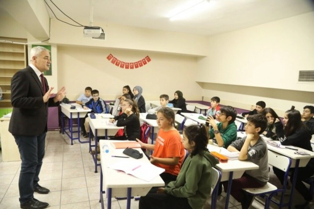 İLKADIM BELEDİYESİ'NDEN ÖĞRENCİLERE KİTAP DESTEĞİ