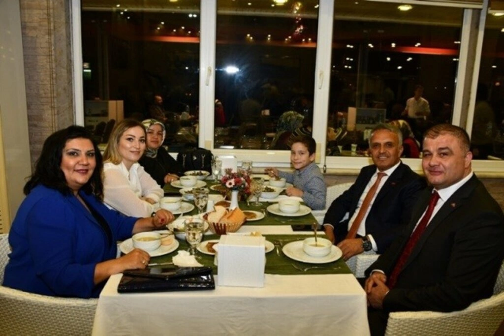 Muhtarlar Günü kapsamında Sevgi Kafe’de akşam yemeği düzenlendi