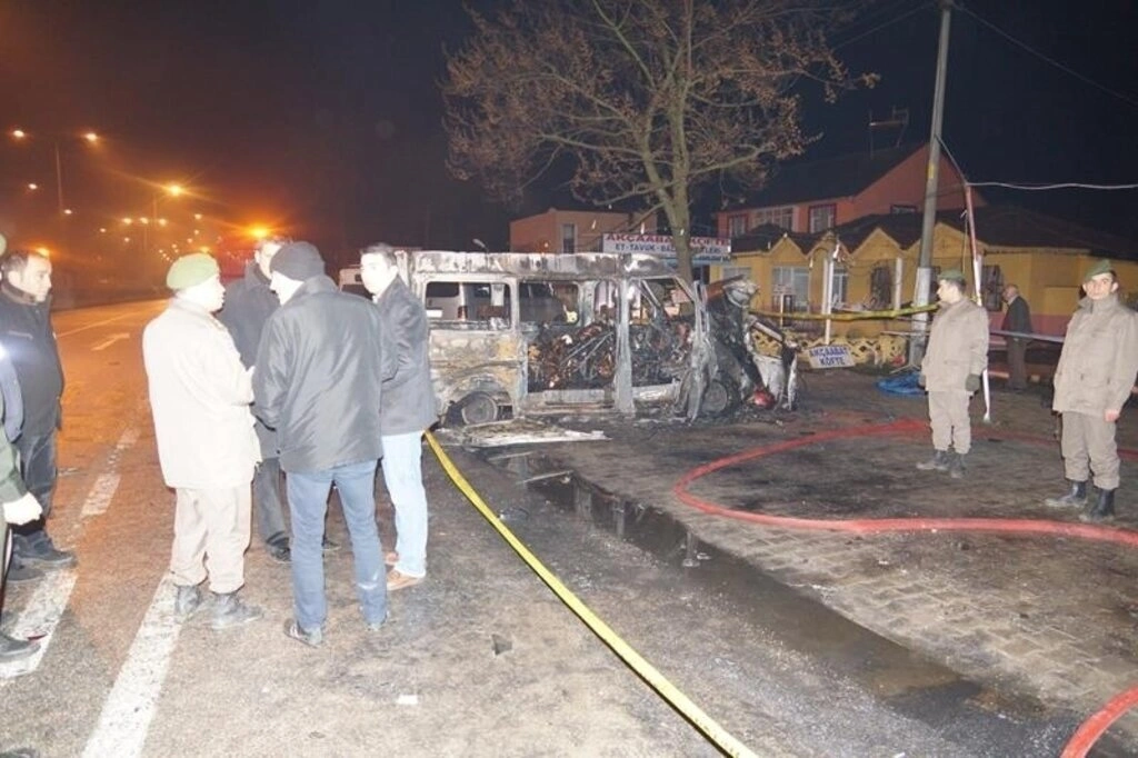 Minibüsle çarpışan otomobilin LPG tankı patladı: 6 ölü, 4 yaralı