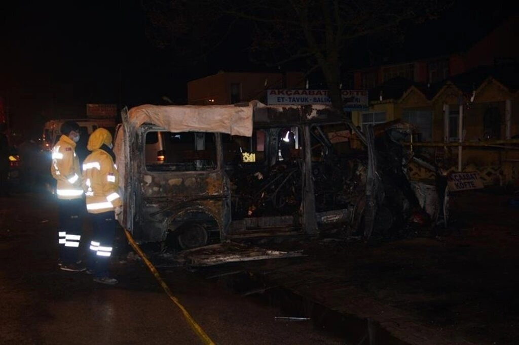 Minibüsle çarpışan otomobilin LPG tankı patladı: 6 ölü, 4 yaralı