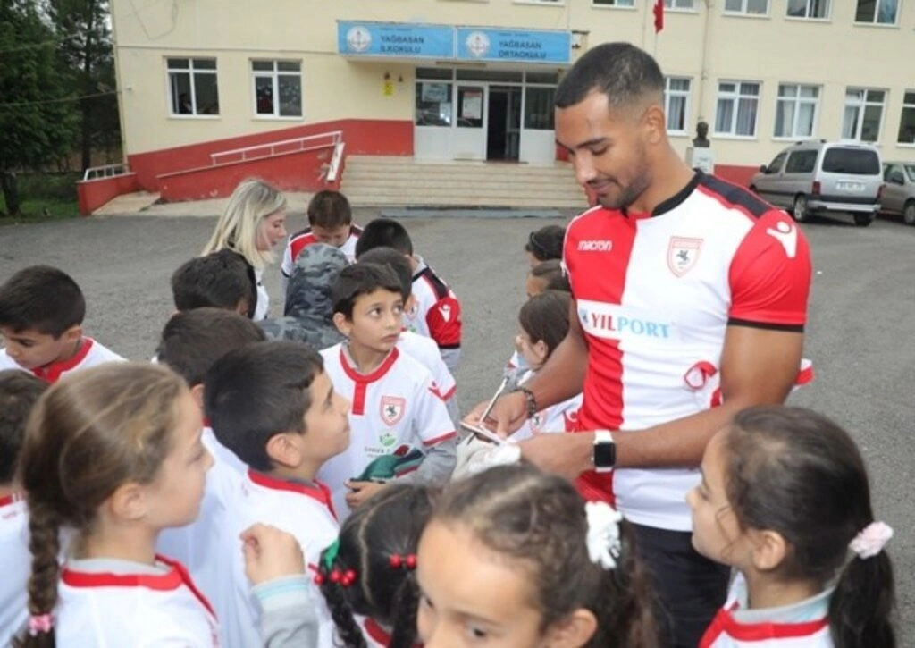 Garip ve Zeycan Yıldırım Vakfı'ndan Öğrencilere Forma ve Maç Bileti