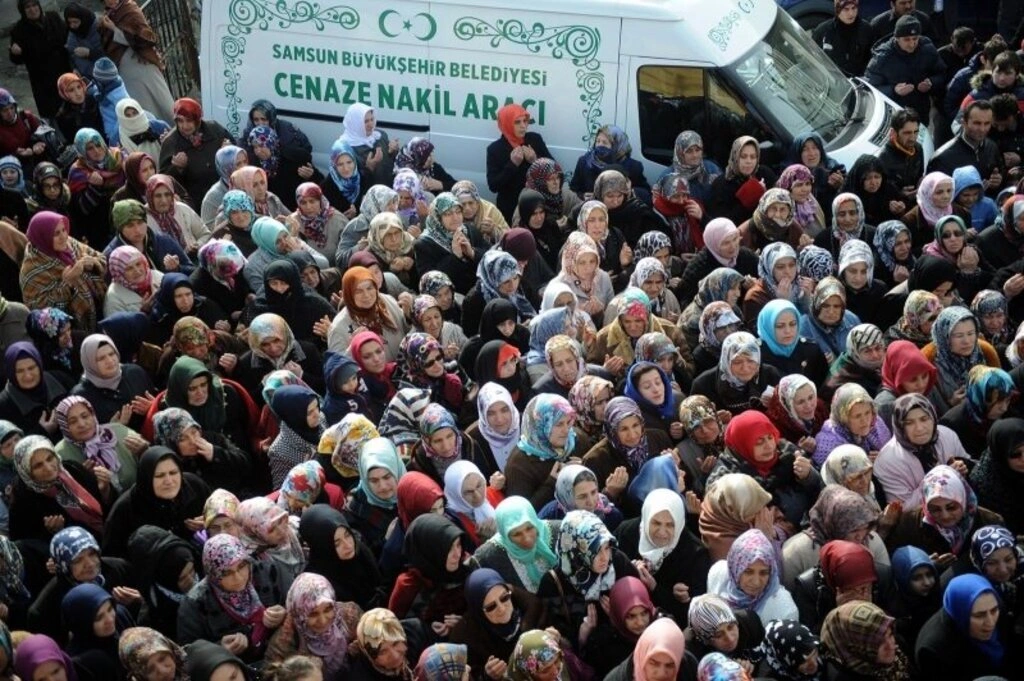 Terme'deki kazada hayatını kaybeden 6 kişi Ayvacık'ta toprağa verildi