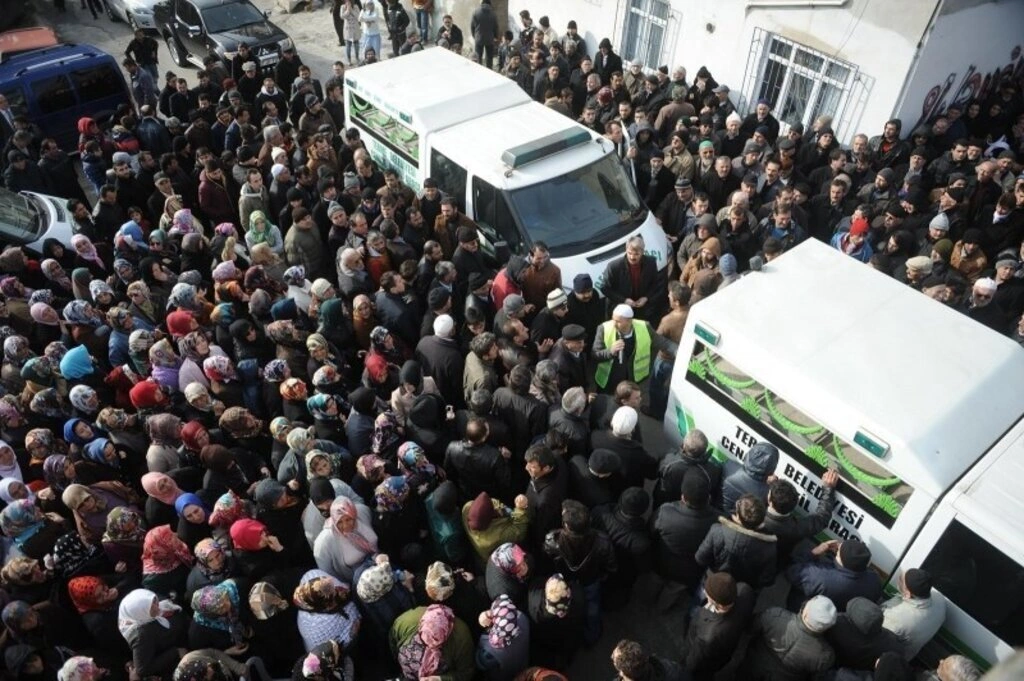 Terme'deki kazada hayatını kaybeden 6 kişi Ayvacık'ta toprağa verildi