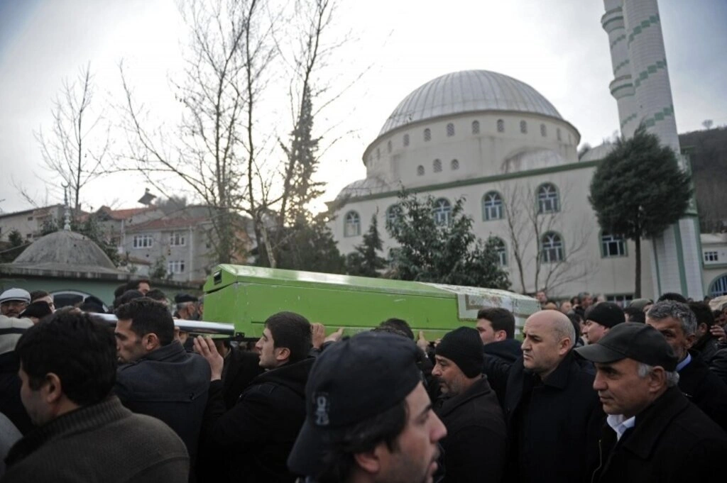 Terme'deki kazada hayatını kaybeden 6 kişi Ayvacık'ta toprağa verildi