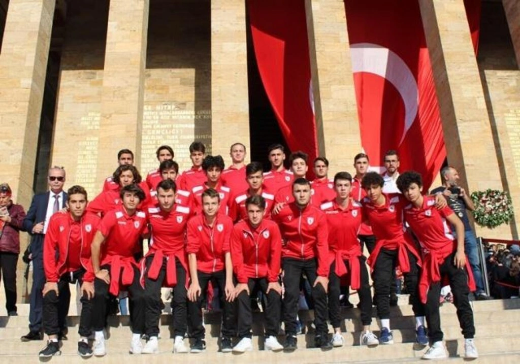 Samsunspor Futbol Akademisi oyuncuları Ata'nın huzurunda