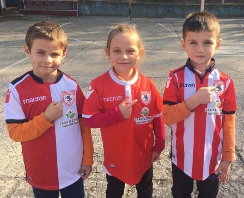 GARİP VE ZEYCAN YILDIRIM VAKFI’NDAN ÇOCUKLARA SAMSUNSPOR FORMASI