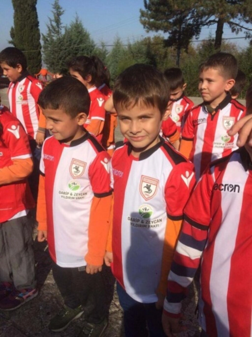 GARİP VE ZEYCAN YILDIRIM VAKFI’NDAN ÇOCUKLARA SAMSUNSPOR FORMASI