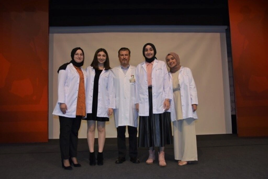 Genç Diş Hekimi Adayları Beyaz Önlüklerini Giydi