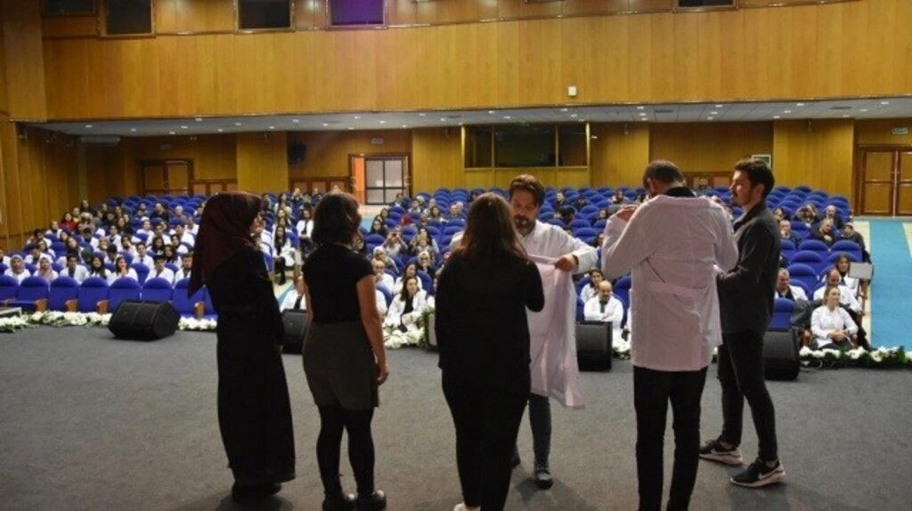Genç Diş Hekimi Adayları Beyaz Önlüklerini Giydi