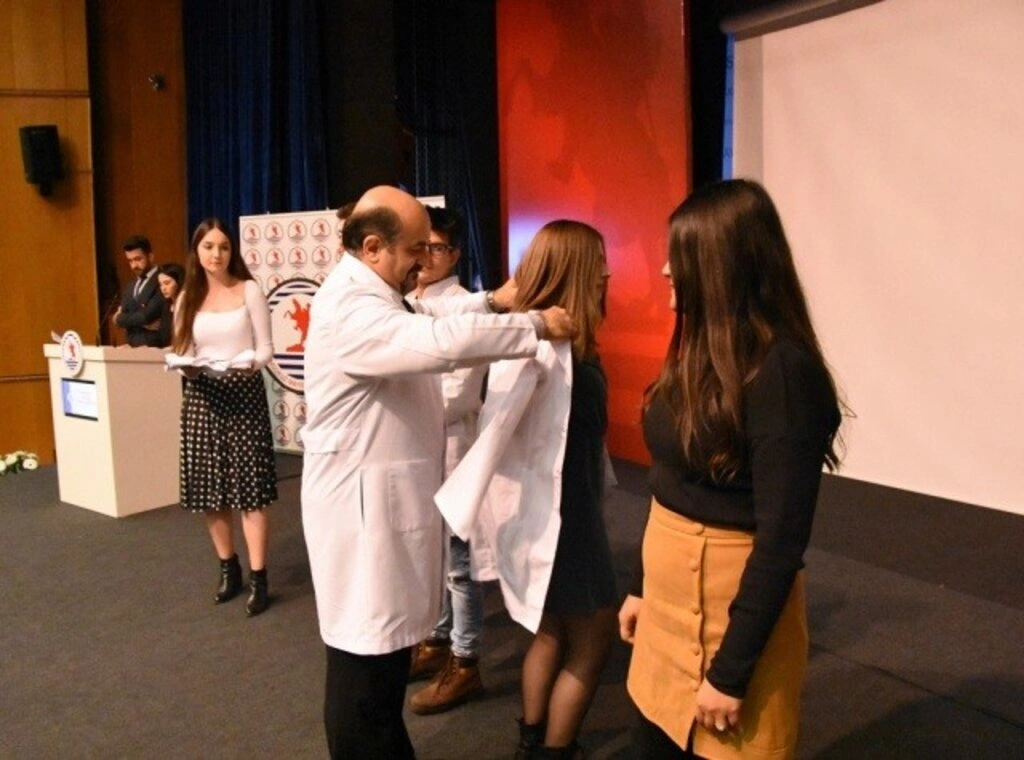 Genç Diş Hekimi Adayları Beyaz Önlüklerini Giydi