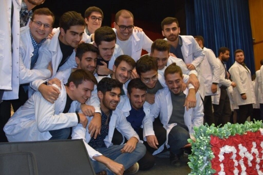 Genç Diş Hekimi Adayları Beyaz Önlüklerini Giydi