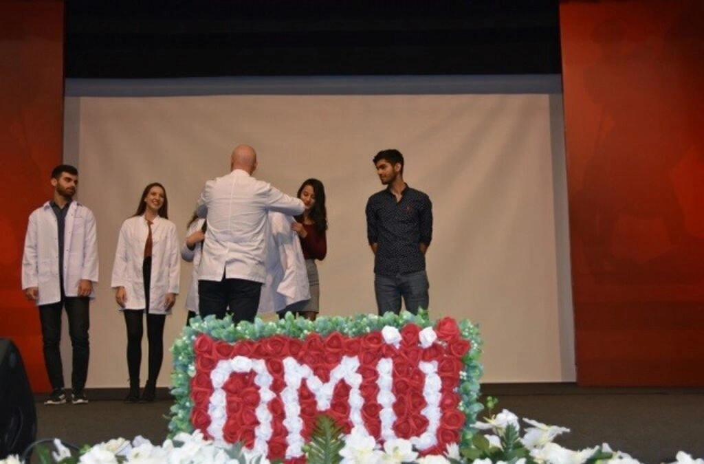 Genç Diş Hekimi Adayları Beyaz Önlüklerini Giydi