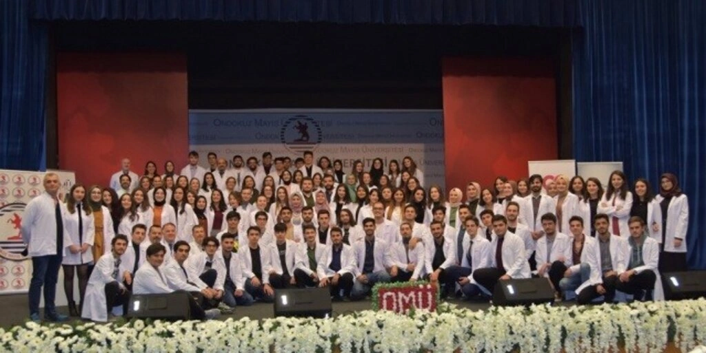 Genç Diş Hekimi Adayları Beyaz Önlüklerini Giydi