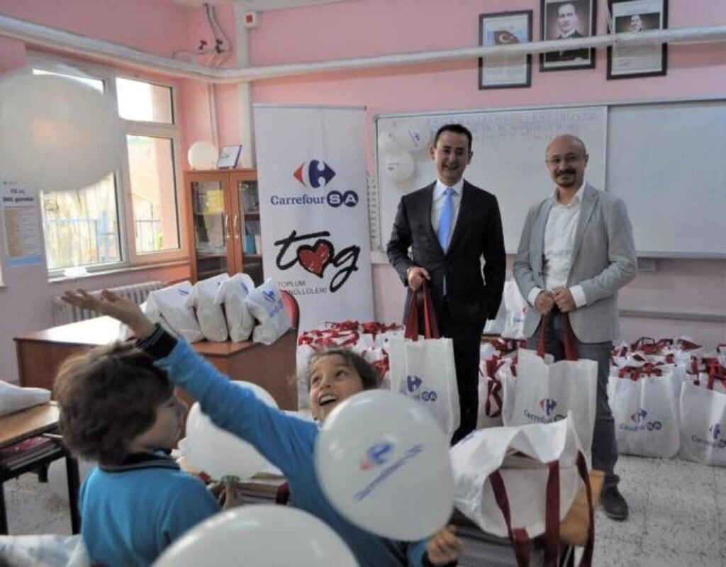 Samsun İğne Deliği Gençlik Merkezi Gönüllüleri'nden kırtasiye desteği