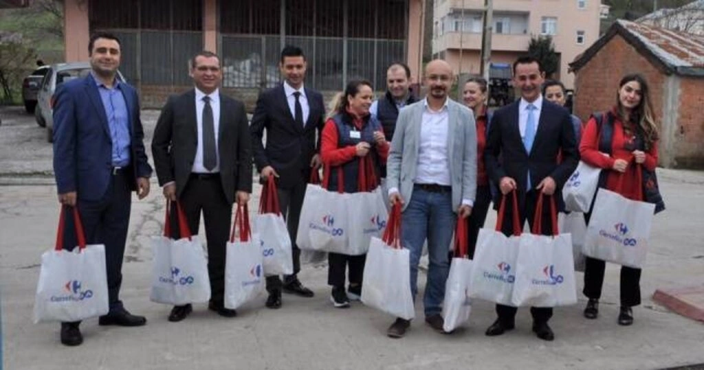 Samsun İğne Deliği Gençlik Merkezi Gönüllüleri'nden kırtasiye desteği