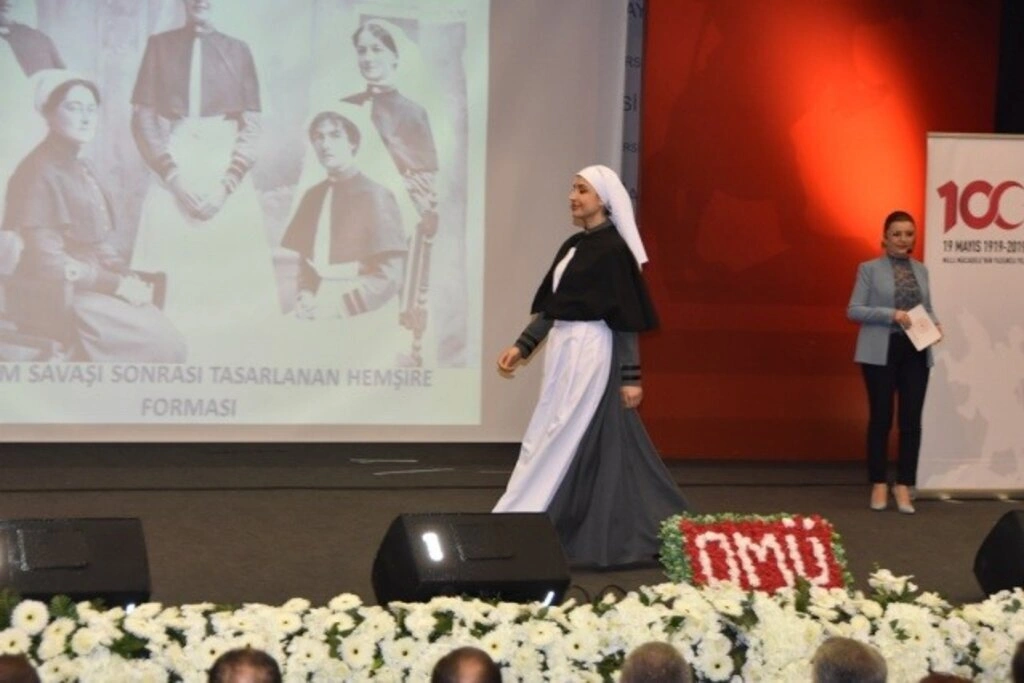 Geçmişten Günümüze Hemşirelik Kıyafetleri Defilesi OMÜ’de Sergilendi