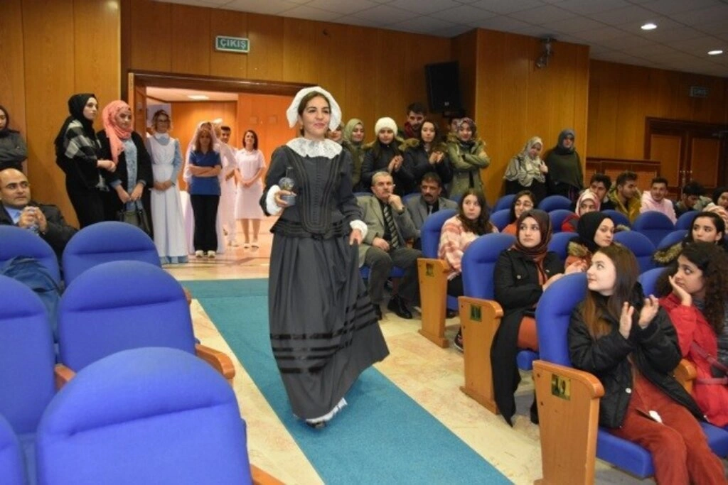 Geçmişten Günümüze Hemşirelik Kıyafetleri Defilesi OMÜ’de Sergilendi