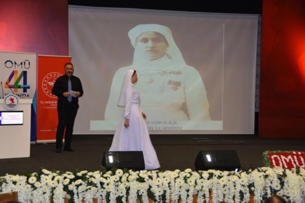 Geçmişten Günümüze Hemşirelik Kıyafetleri Defilesi OMÜ’de Sergilendi