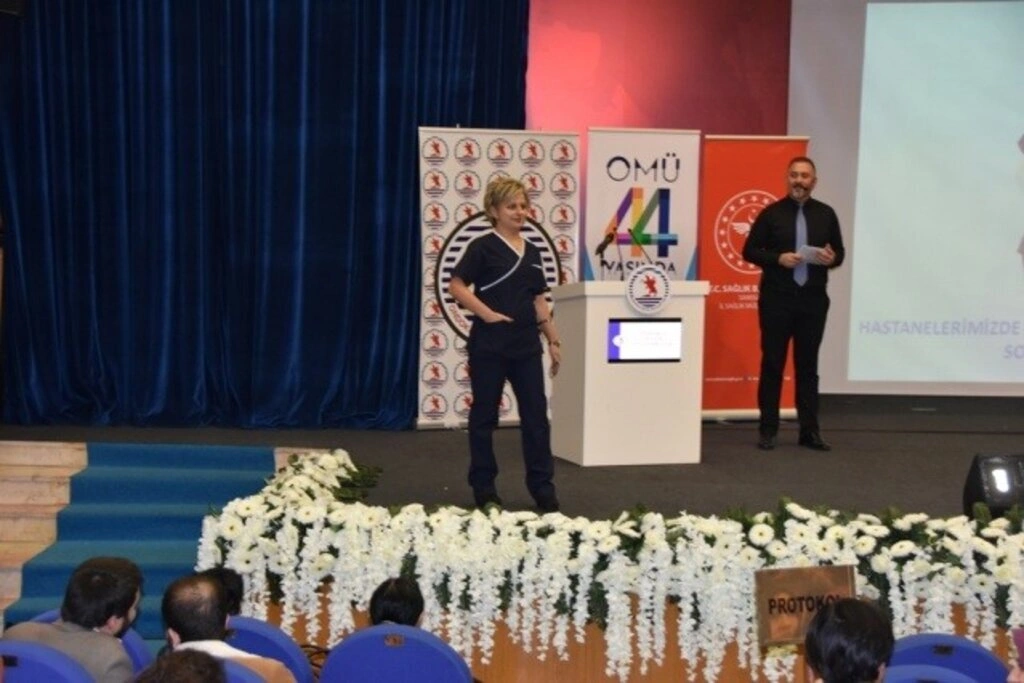 Geçmişten Günümüze Hemşirelik Kıyafetleri Defilesi OMÜ’de Sergilendi