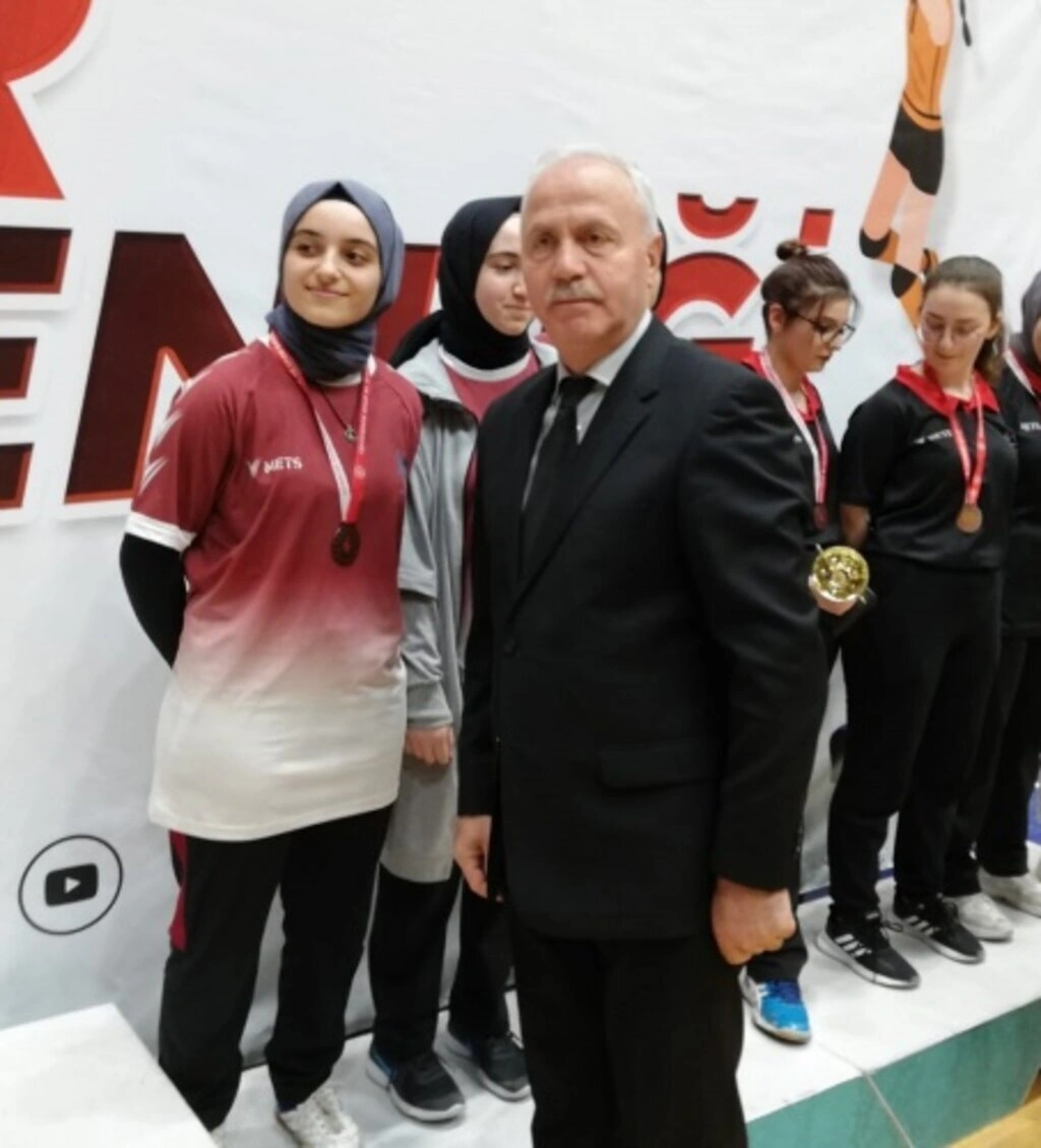 Gençler Kız-Erkek Masa Tenisi İl Birinciliği ödülleri verildi