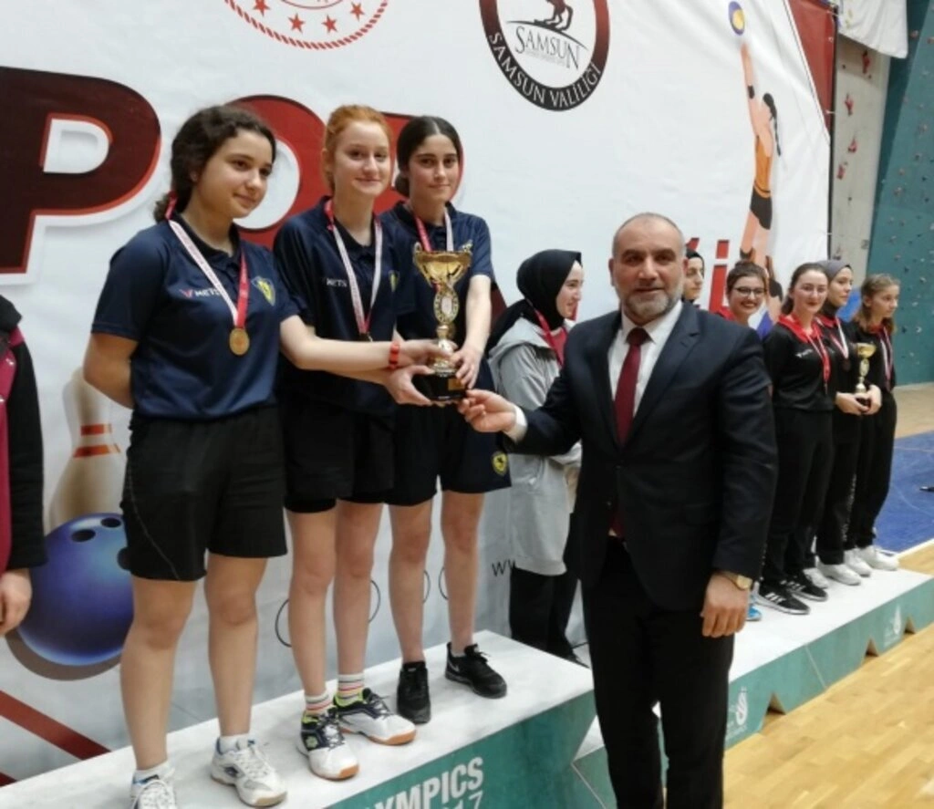 Gençler Kız-Erkek Masa Tenisi İl Birinciliği ödülleri verildi