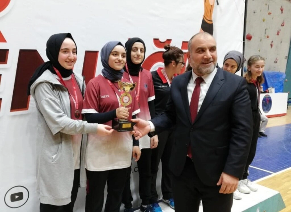 Gençler Kız-Erkek Masa Tenisi İl Birinciliği ödülleri verildi