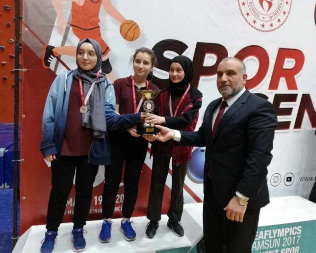 Gençler Kız-Erkek Masa Tenisi İl Birinciliği ödülleri verildi