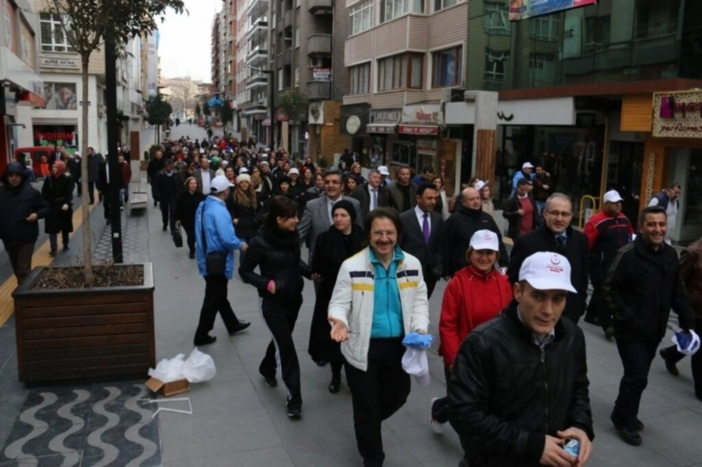 Samsun'da sağlıklı beslenme ve hareketli yaşam yürüyüşü yapıldı