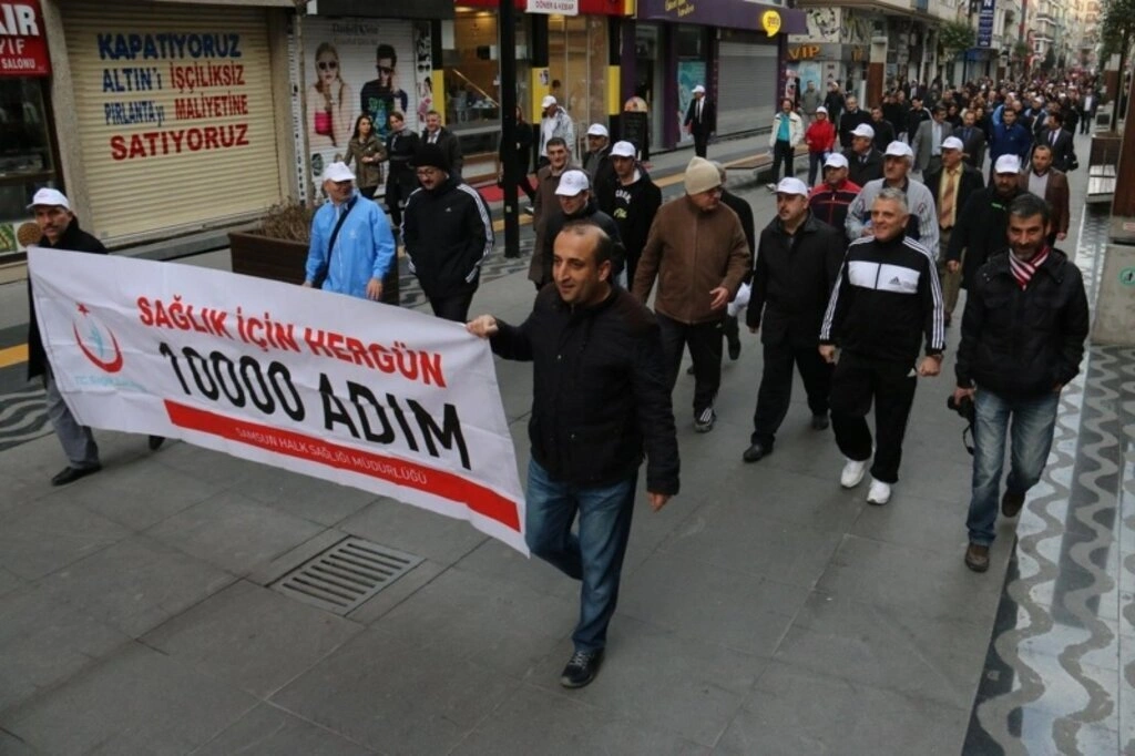 Samsun'da sağlıklı beslenme ve hareketli yaşam yürüyüşü yapıldı