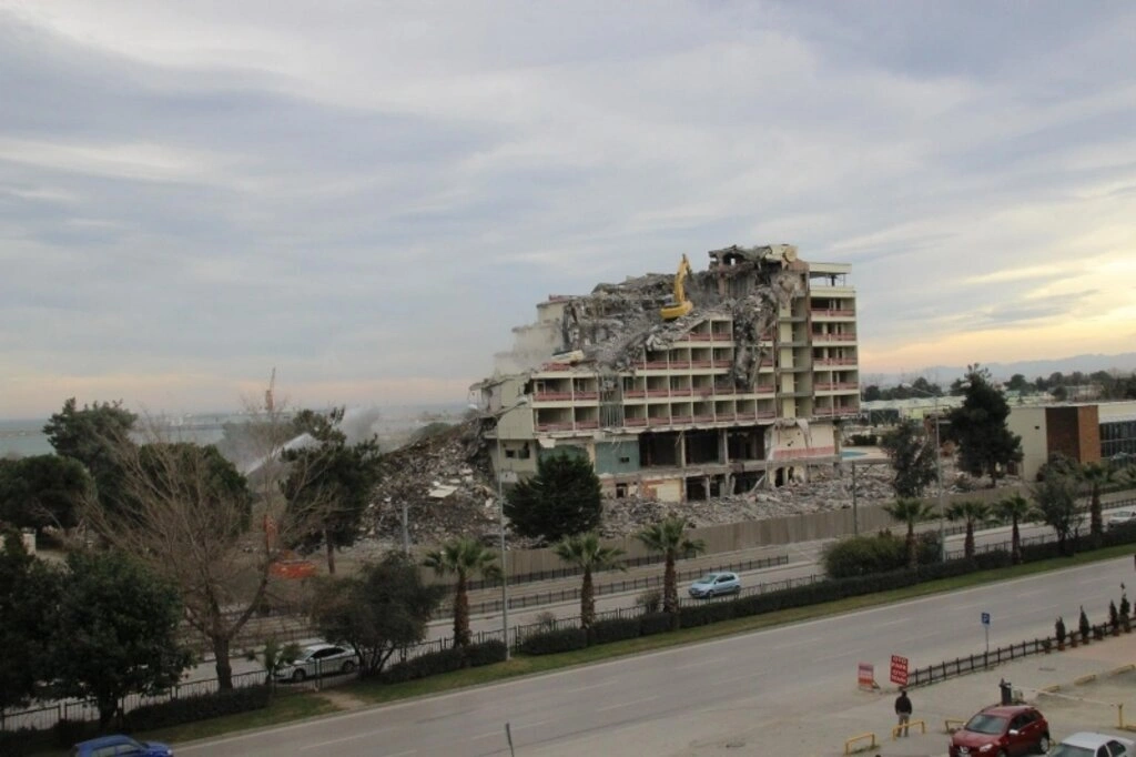Büyük Samsun oteli yıkım çalışması