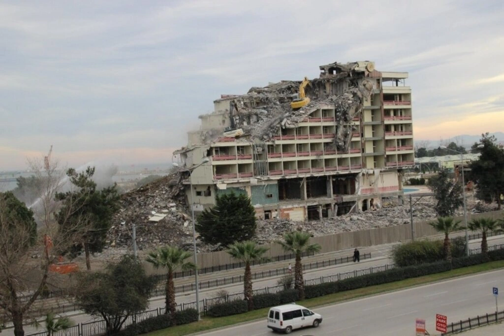 Büyük Samsun oteli yıkım çalışması