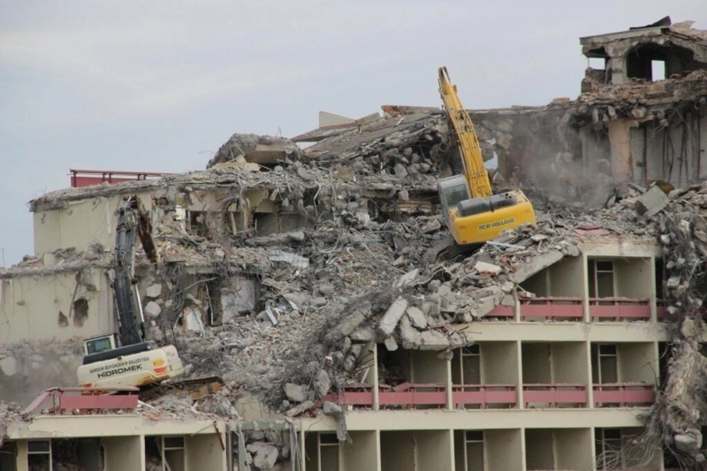 Büyük Samsun oteli yıkım çalışması