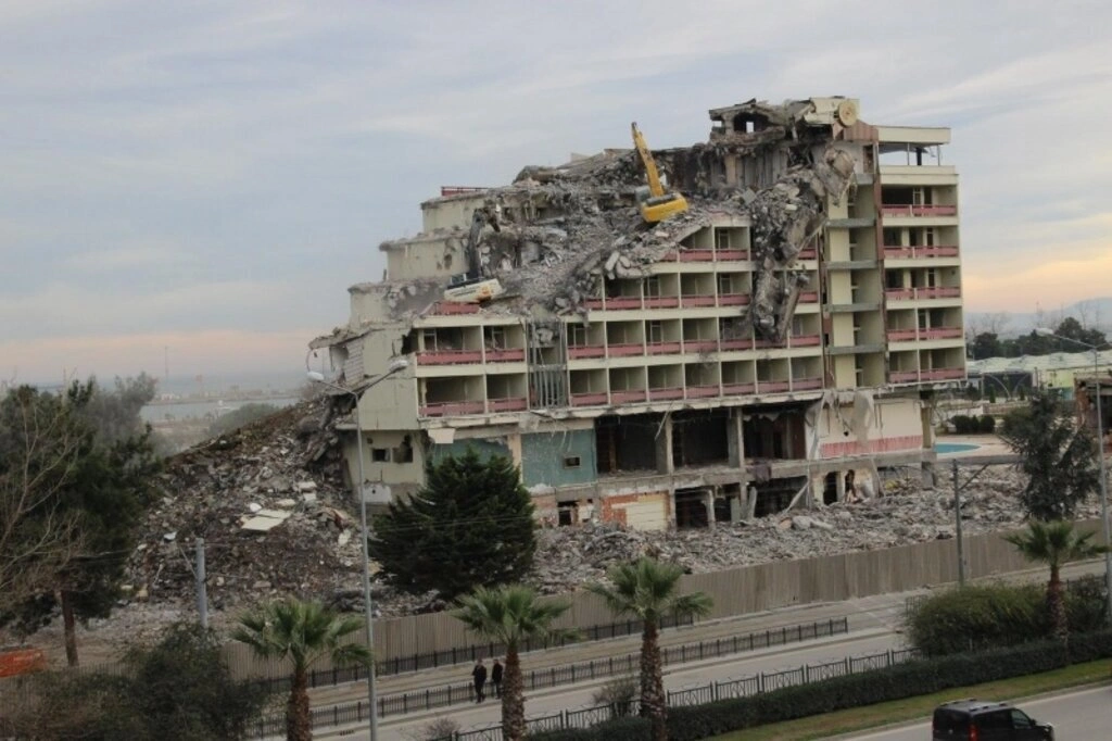 Büyük Samsun oteli yıkım çalışması