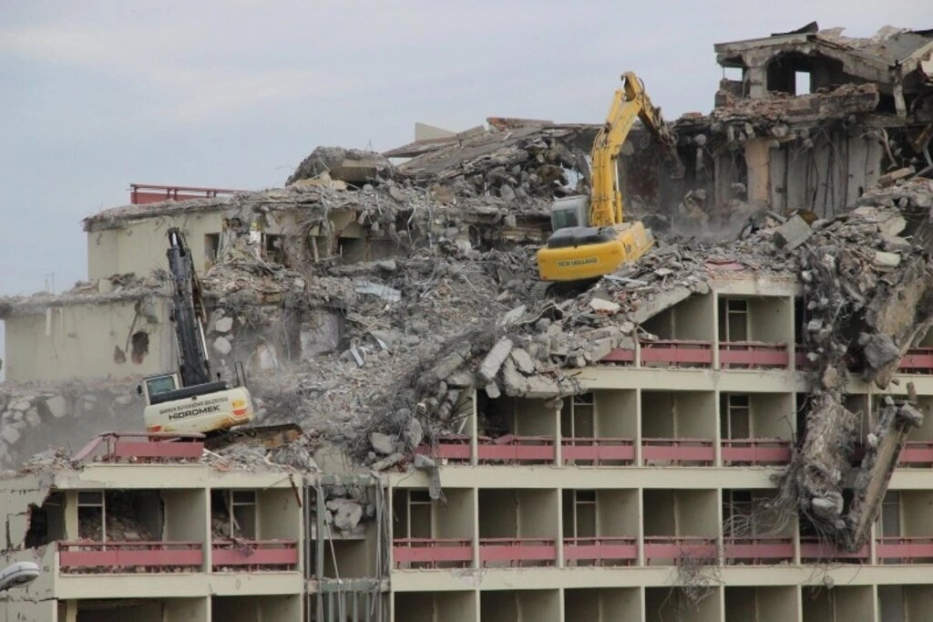 Büyük Samsun oteli yıkım çalışması