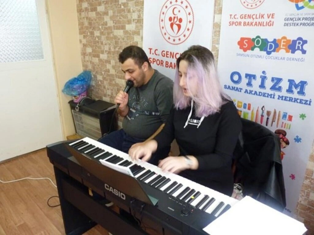 Samsun'da Otizmli Çocuklar müzik eğitimi alarak şarkı söylüyorlar