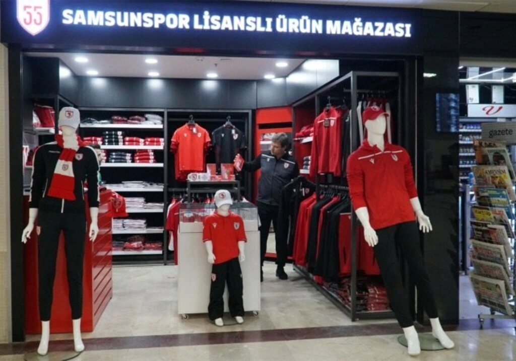İstanbul'a Hareket Öncesi Teknik Direktör Ertuğrul Sağlam Store 55'i Gezdi