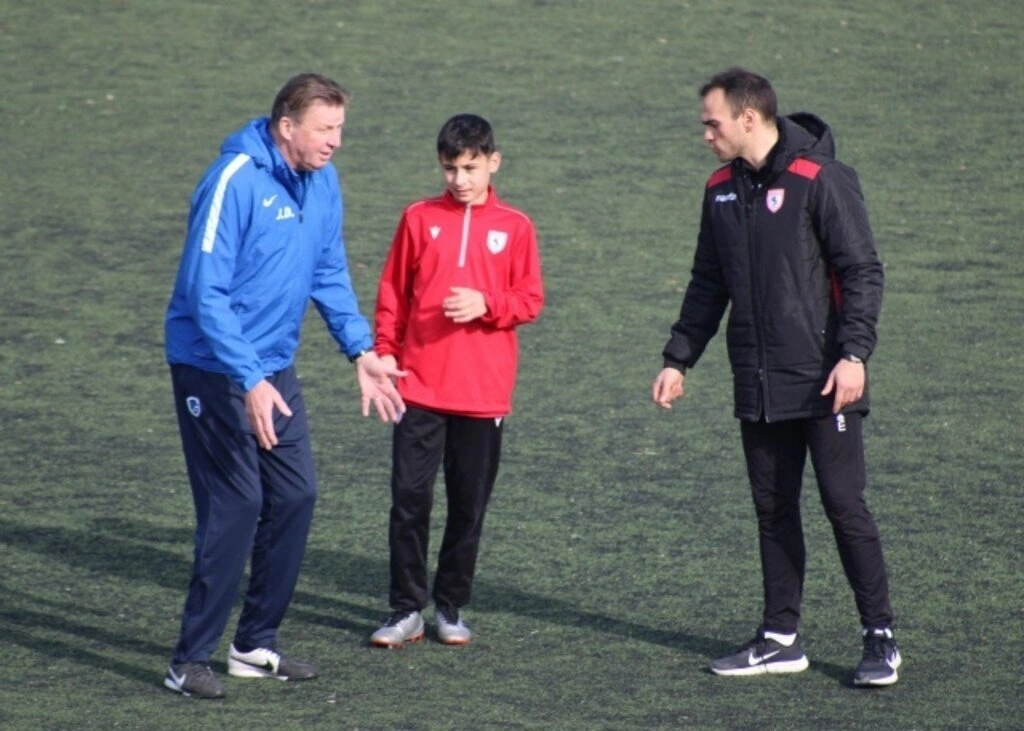 Genk Takımının Antrenörlerinden Saha Antrenmanı