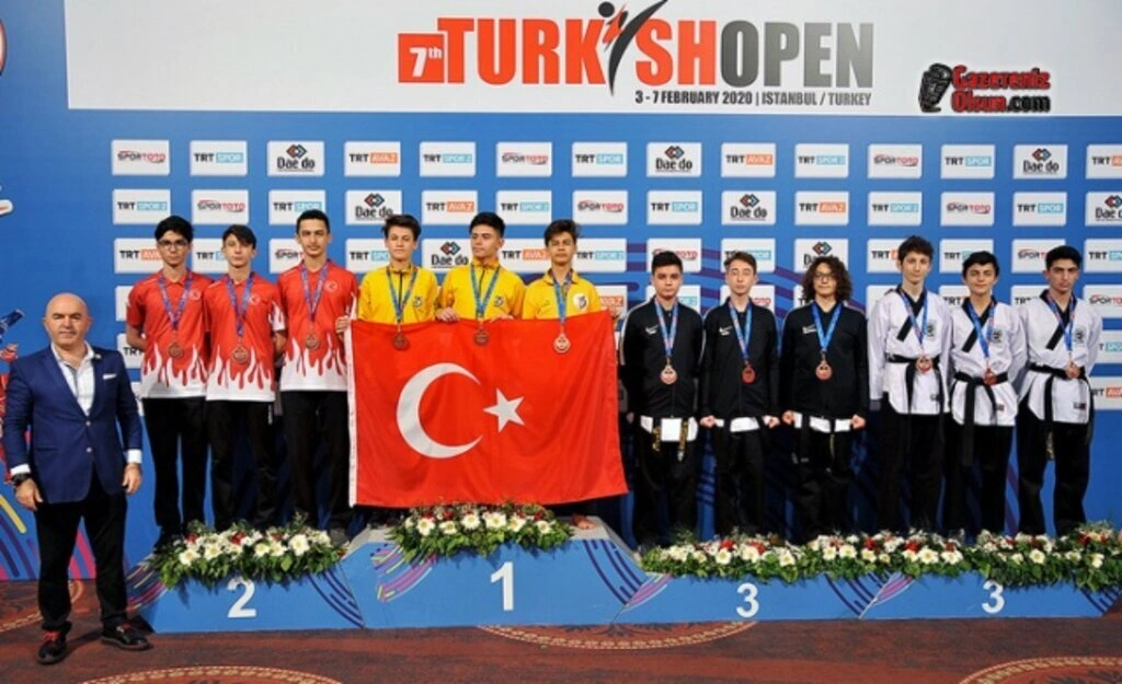 Taekwondoculardan Madalya Yağmuru