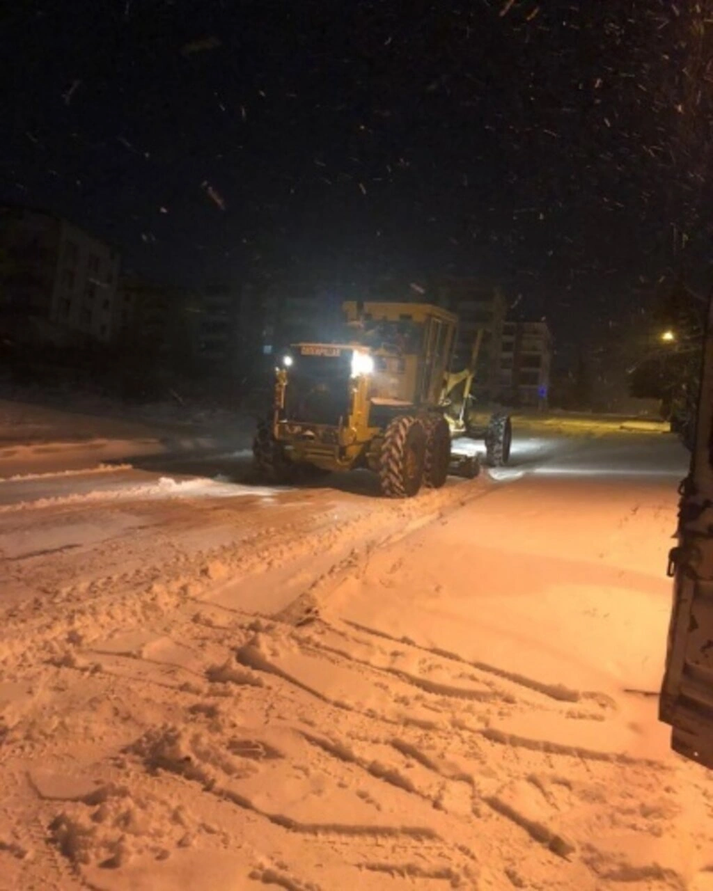 Canik'te yollara tuzlama yapıldı
